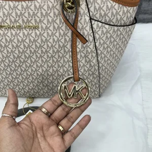 Michael Kors Jet Set Vanilla Signature Logo Shoulder Bag with Chain Details (Size: W:24cm H:16cm D:5cm) 35S1GTTC9B